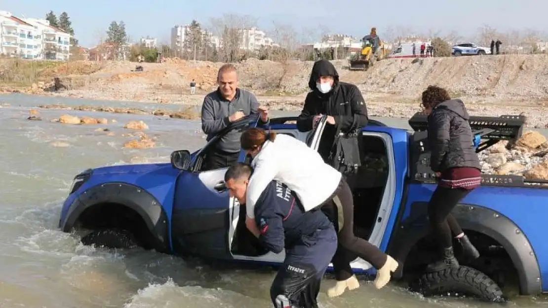 İçinde 4 kişinin bulunduğu arazi aracı akıntıya kapıldı, korku dolu anlar yaşandı