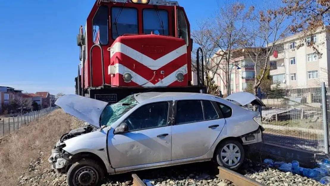 Ankara'da feci kaza! Tren otomobile çarptı