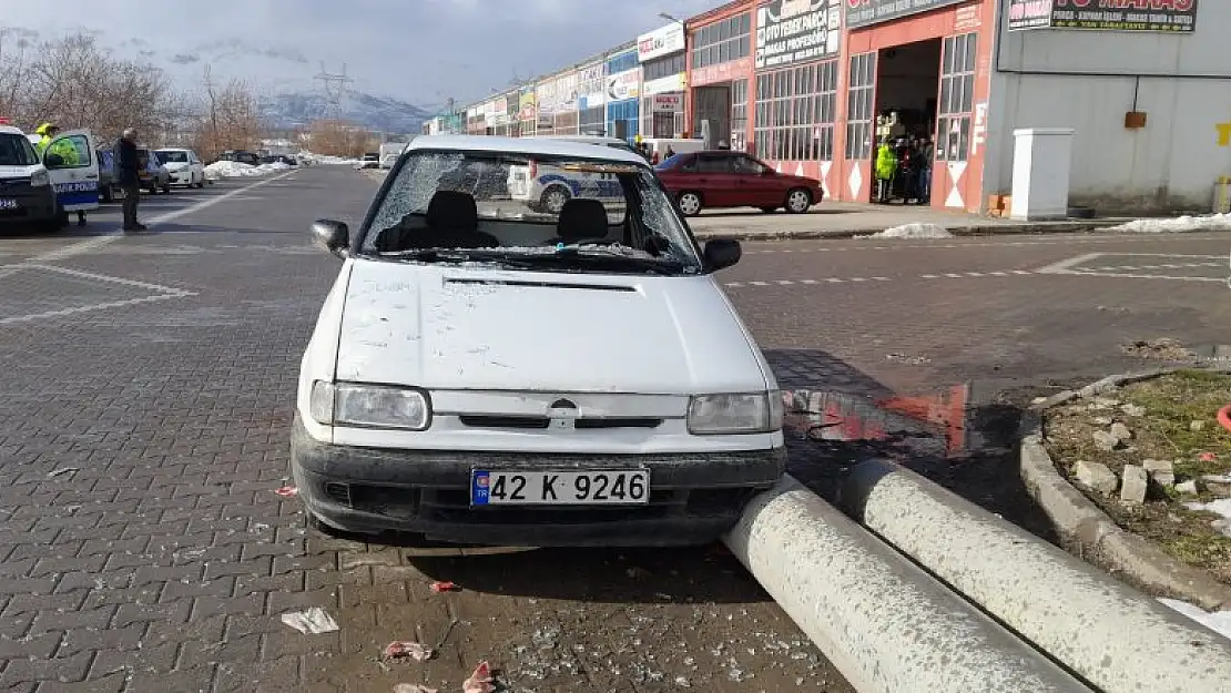 Seydişehir'de elektrik direklerine çarpan pikaptaki kişi yaralandı