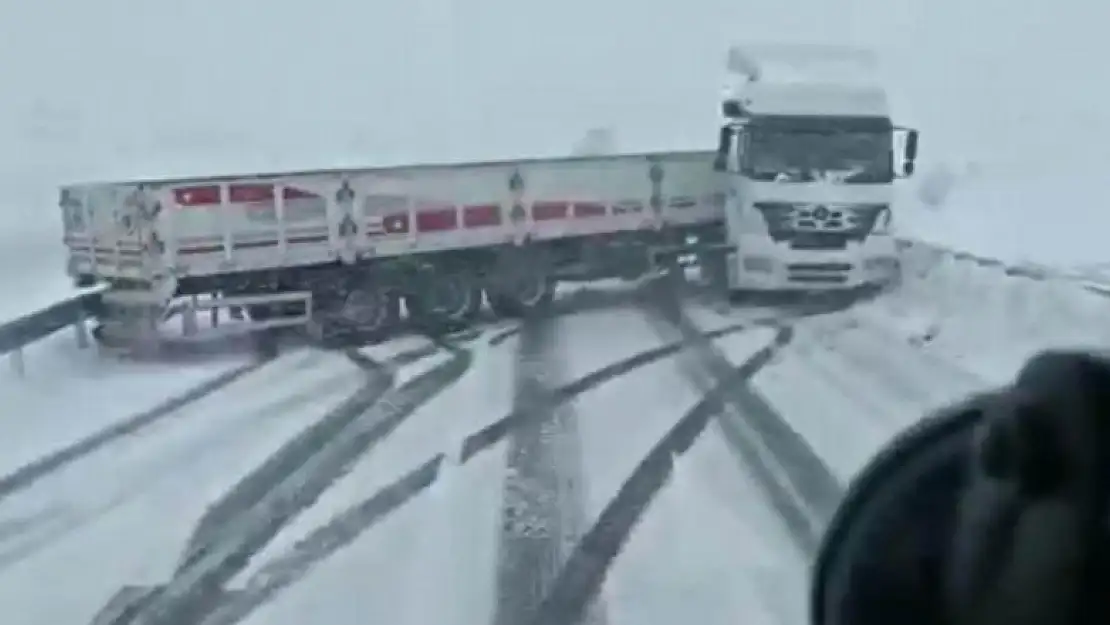 Konya'da buzlanan yolda tır kayarak yolu kapattı.