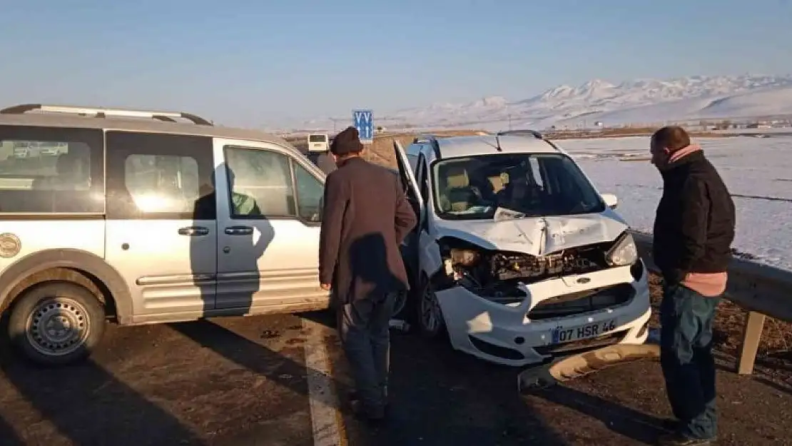 Direksiyon hakimiyetini kaybetti karşı şeritten gelen otomobile çarptı: 2 yaralı