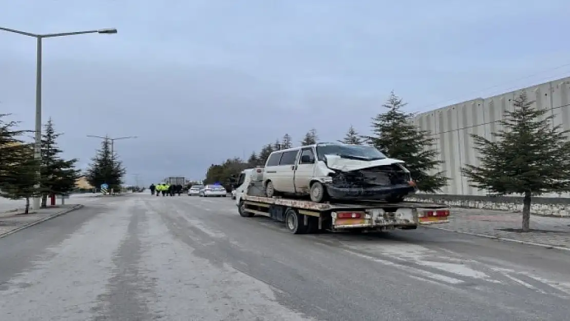 Karaman'da işçileri taşıyan minibüsün tıra çarptığı kazada 8 kişi yaralandı