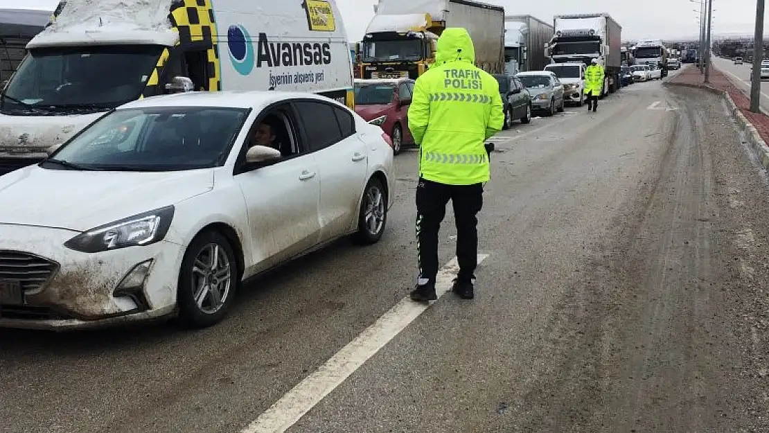 Kulu'da kar yağışı ve buzlanma ulaşımı aksattı