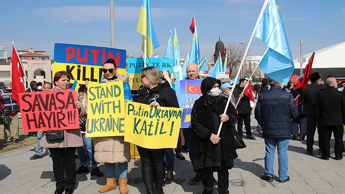 Konya'da yaşayan Ukraynalılar ve Kırım Türkleri Ruısya'yı protesto etti