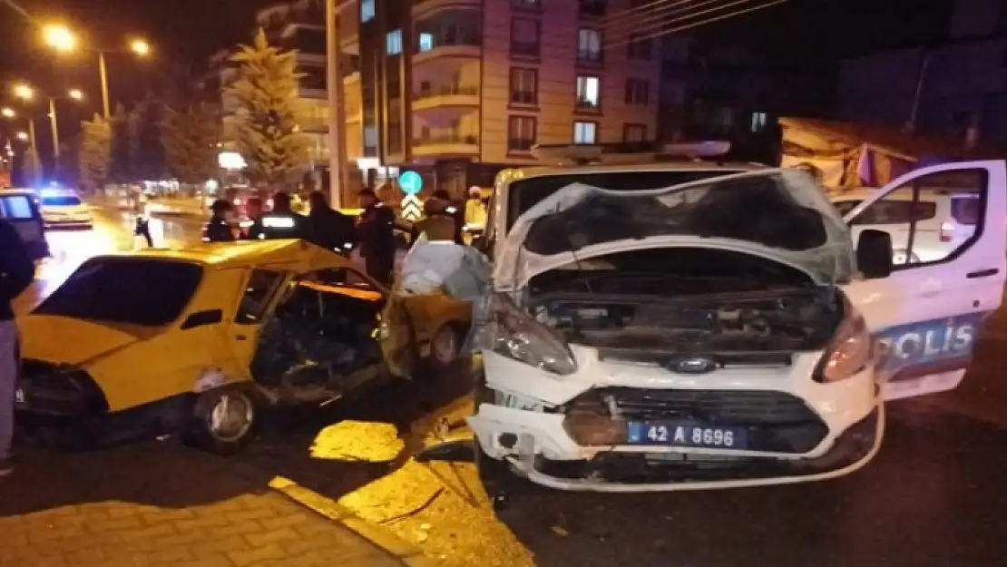 Konya'da polis aracı ile otomobilin çarpıştı: 4 kişi yaralı