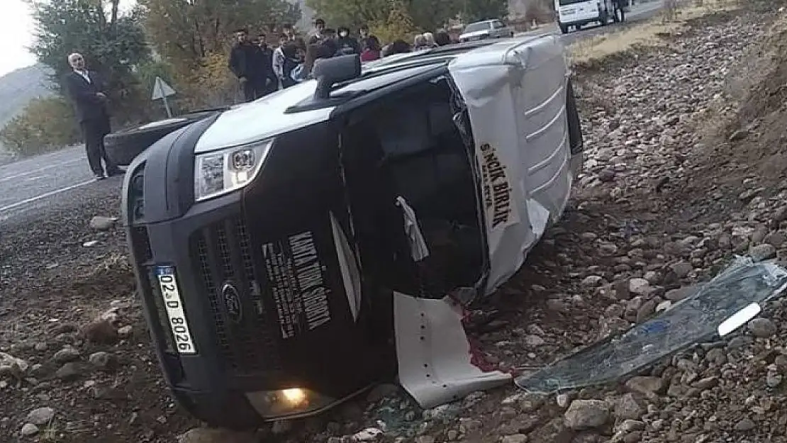 Öğrenci servisi devrildi: 10 kişi yaralandı