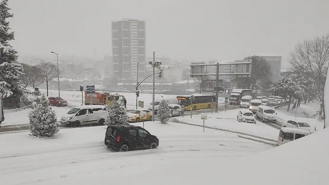 İstanbul'da toplu taşıma araçları ve otomobiller karlı yollarda kaldı