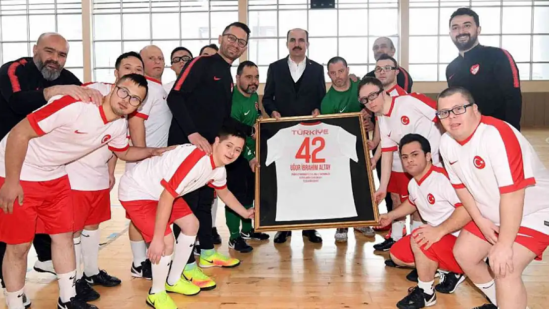 Başkan Altay Down Sendromlular Futsal Milli Takımı kampını ziyaret etti