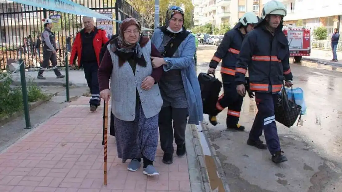 Mersin'de girişi çöken 4 katlı binadan 9 vatandaş kurtarıldı