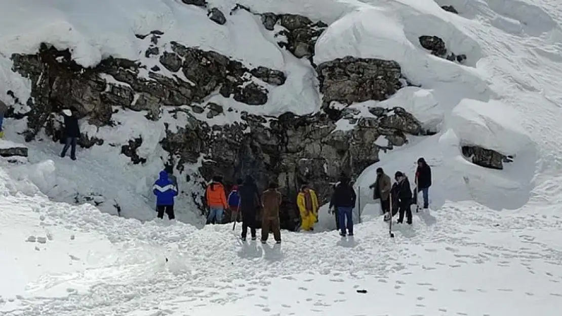 Konya'da bin 700 rakımlı mağara yaz için karla dolduruldu