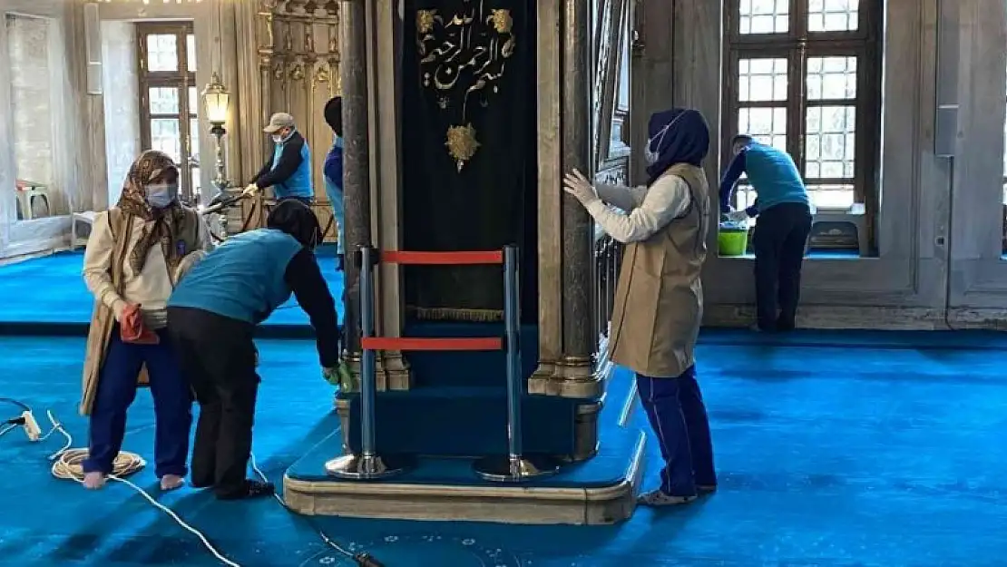 Eyüp Sultan Camii ve Meydanı gül suyu ile yıkandı