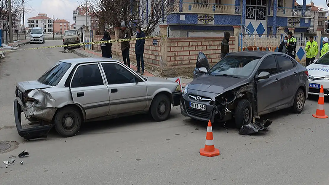 Karaman'da polisin 'dur' ihtarına uymayan sürücü başka araca çarpıp kaçtı