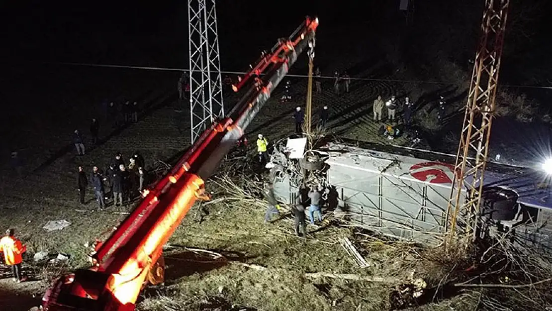 Erzincan'da yolcu otobüsü şarampole devrildi