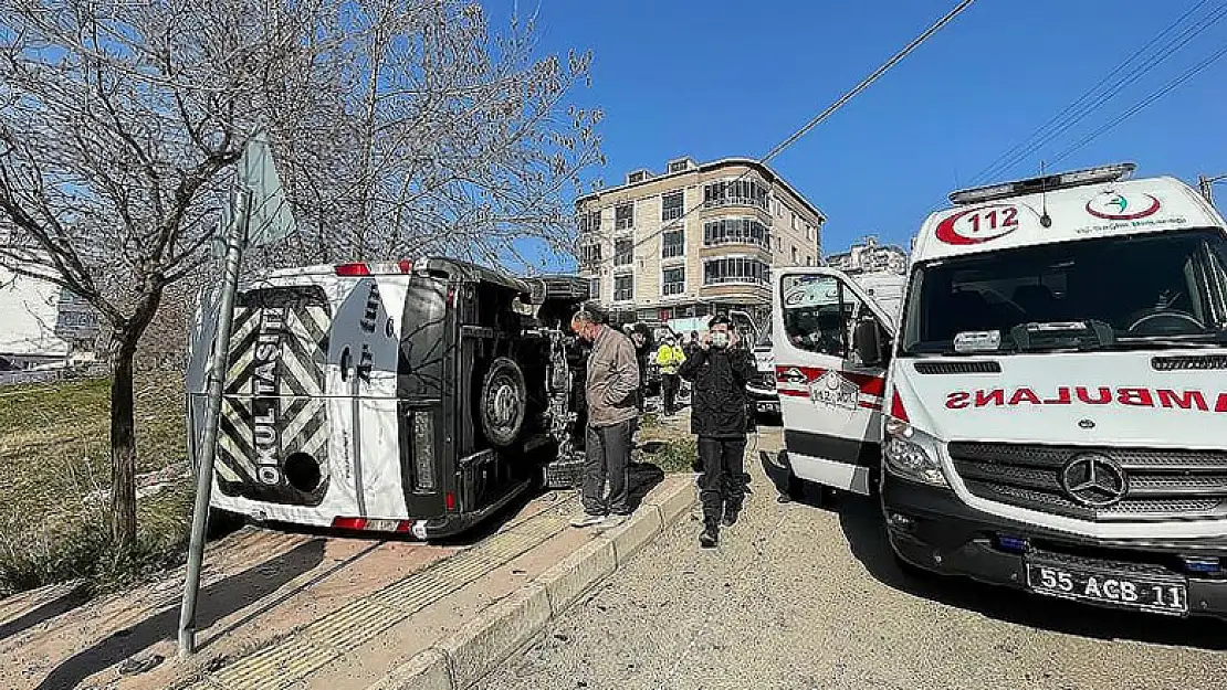 Samsun'da öğrenci servisi ile otomobil çarpıştı, 8'i öğrenci 12 kişi yaralandı