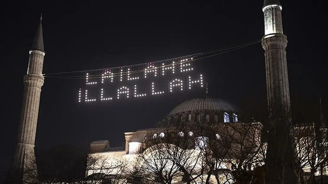 Ayasofya-i Kebir Cami-i Şerifi'ne Kelime-i Tevhid yazılı mahya asıldı