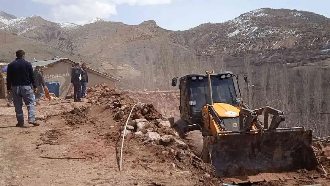 Halkapınar'da ahır çöktü 1 inek telef oldu