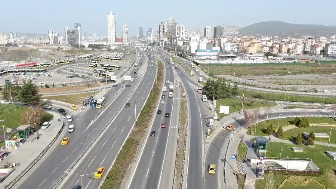 Ramazan ayının ilk gününde İstanbul'da trafik yollar boş kaldı