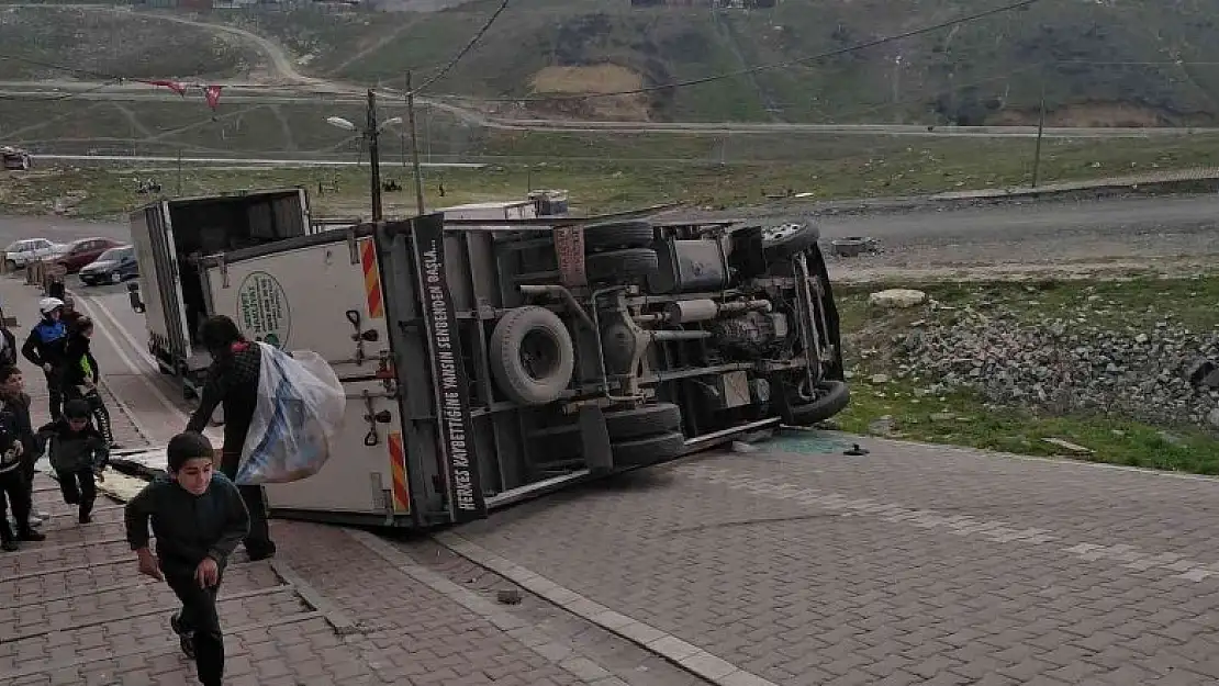 Esenyurt'ta sürücüsünün direksiyon hakimiyetini kaybettiği kamyonet devrildi