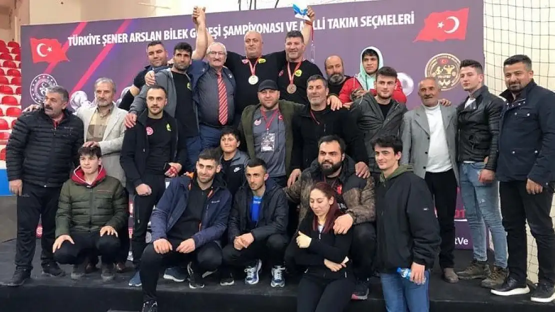 Bayburt Belediyesi Başaran Bilek Güreşi Takımı madalyalarla döndü