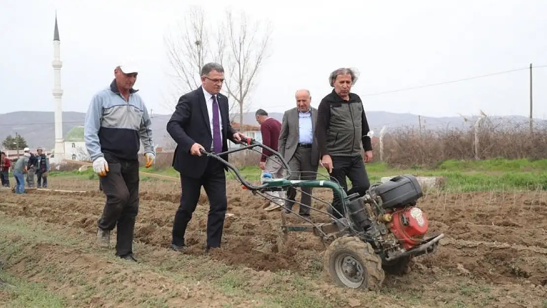 Vali çapa makinasının başına geçti tarla sürdü