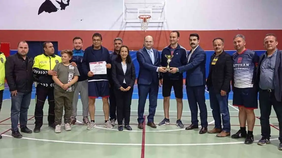 Bozyazı'da kurumlar arası voleybol turnuvası sona erdi