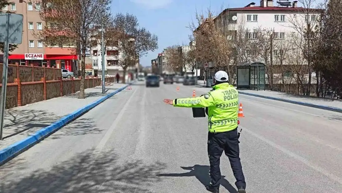 Kamera yok diye kırmızı ışıkta geçenler sivil ekibe yakalandı