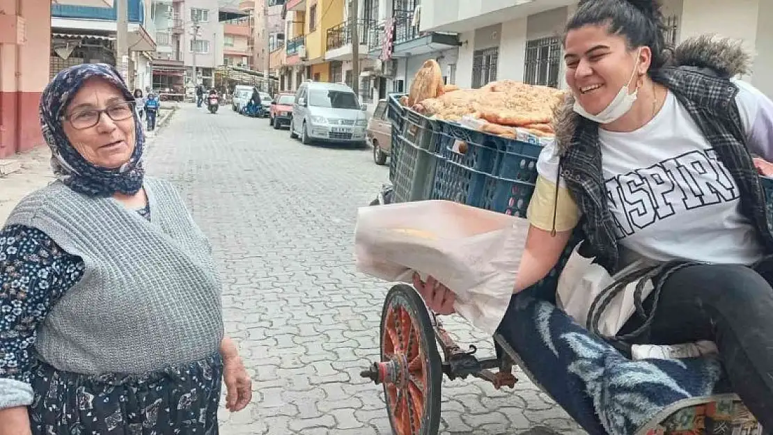 Manisalı kadın muhtar at arabasıyla sokak sokak pide dağıttı