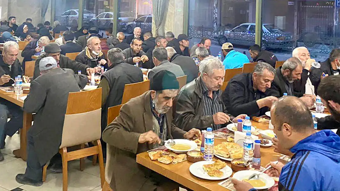 Şehrin kimsesizleri iftarda buluştu