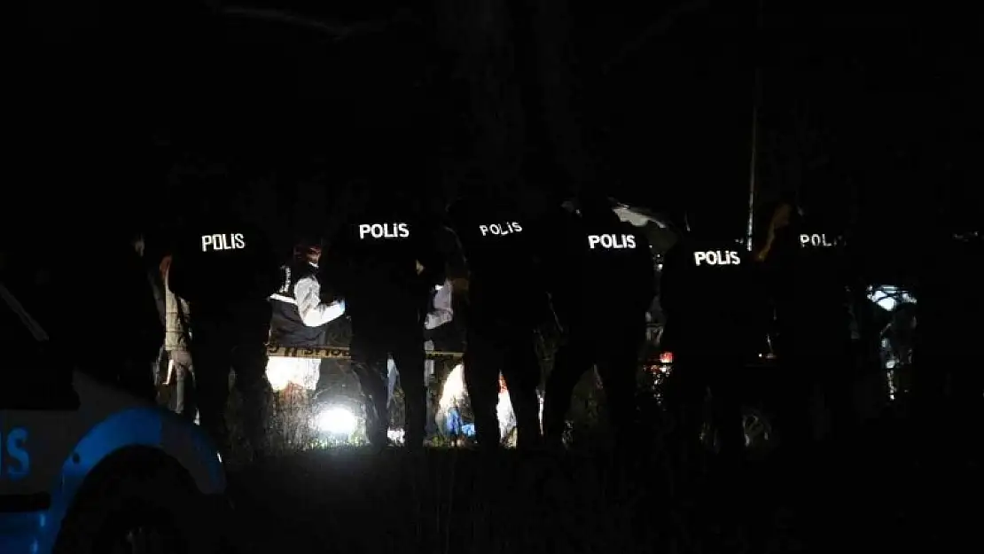 Polis memuru aracında ölü bulundu