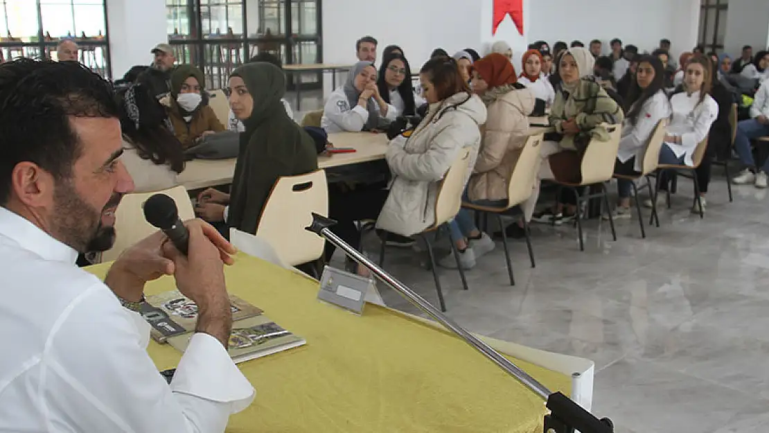 Mevlevi mutfağını yaşatan şef Ulaş Tekerkaya, Beyşehir'de genç aşçı adaylarıyla buluştu