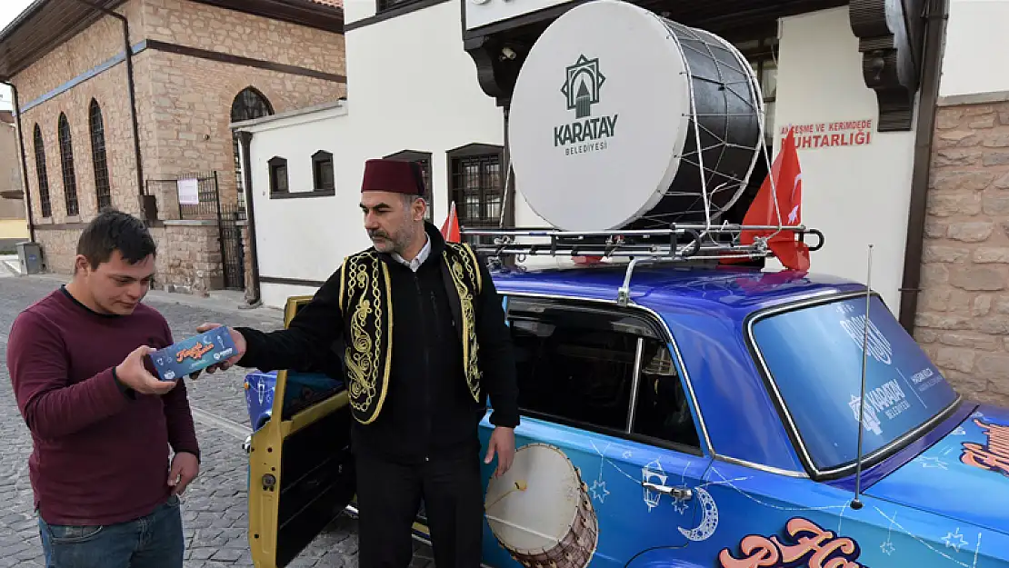 Karatay'da ramazan davulcuları klasik arabalarla vatandaşı sahura kaldırıyor