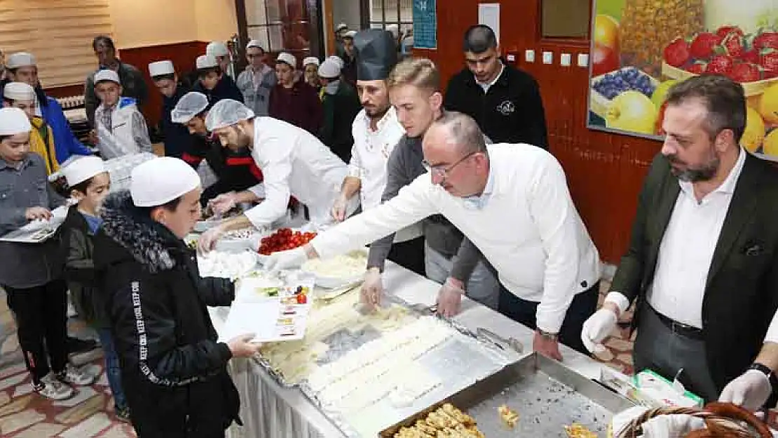 Başkan Kavuş 7'den 70'e gönüllere dokunuyor