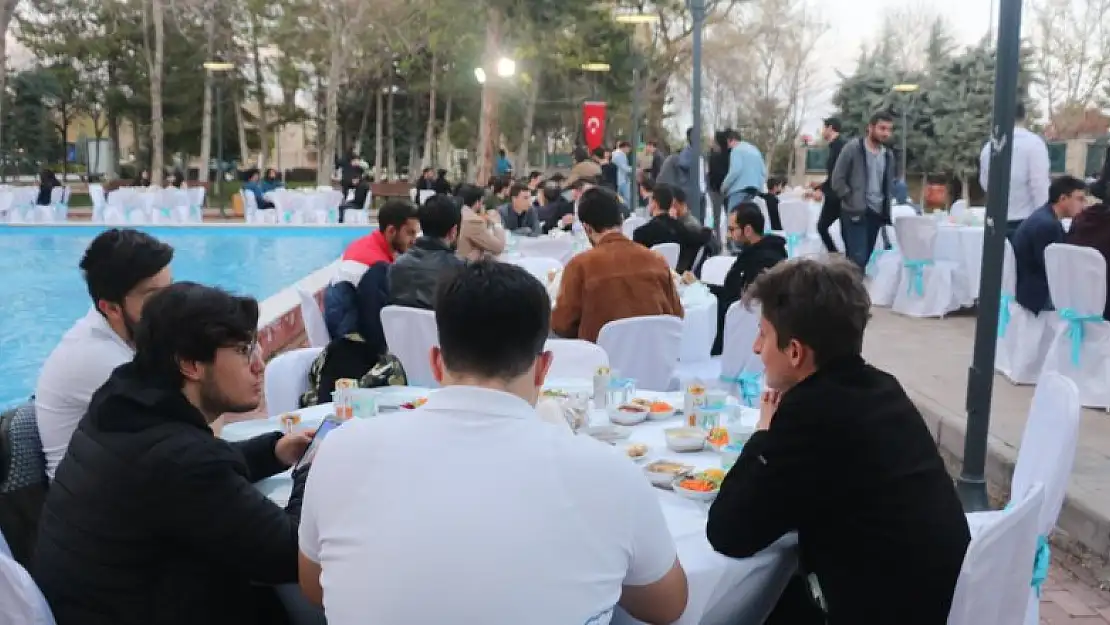 Birlik Vakfının iftar programına yoğun ilgi