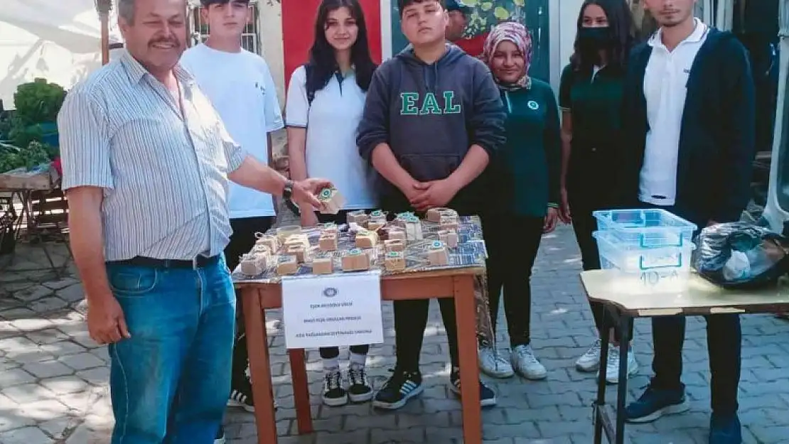 Öğrenciler yaptıkları sabunu satarak ihtiyaç sahiplerine erzak aldı