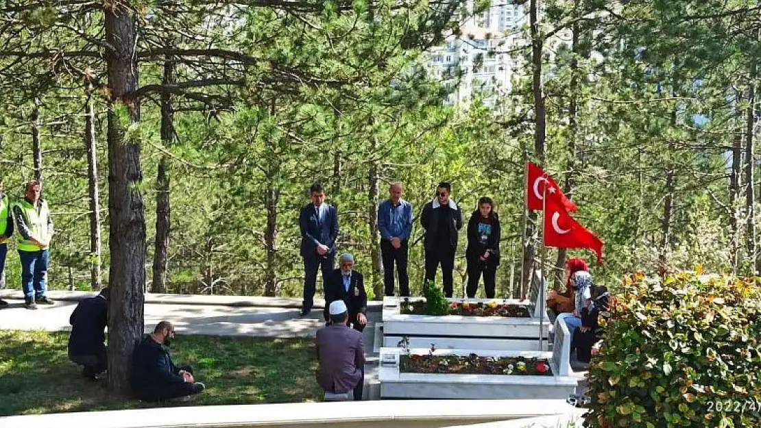 Belediye ekipleri şehitliklerde kabir bakımlarını yaptı