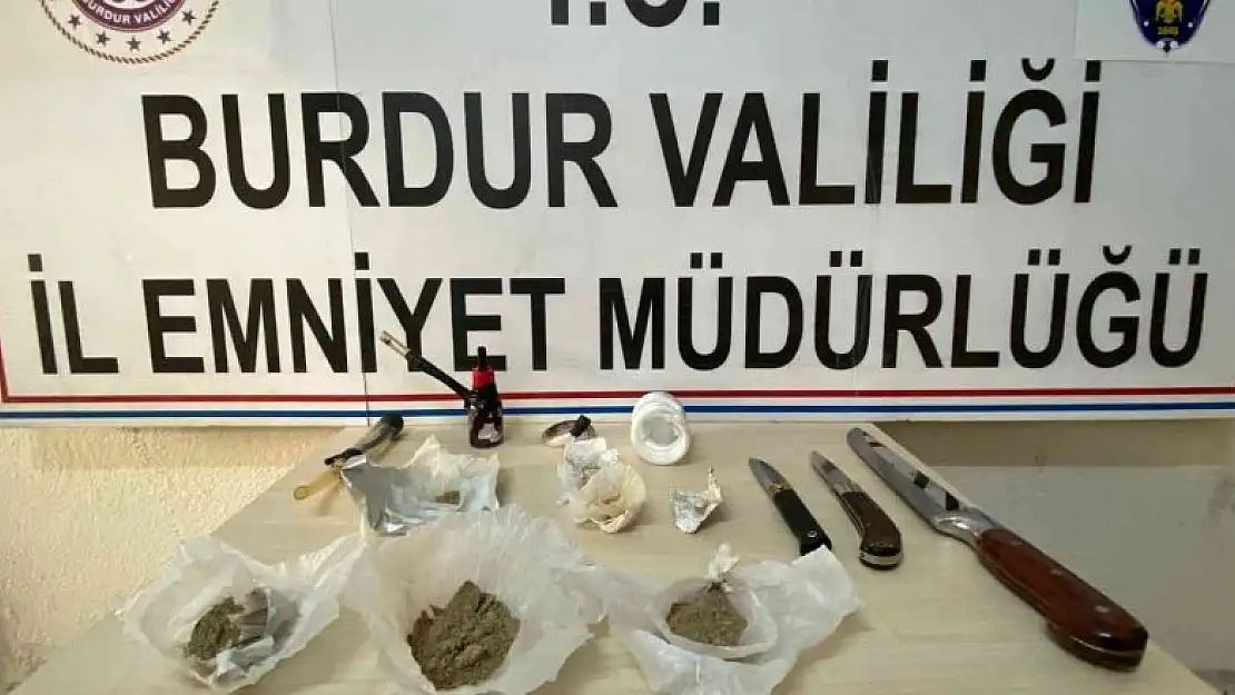 Yakalanacaklarını anlayınca uyuşturucu maddeyi araçtan dışarıya attılar