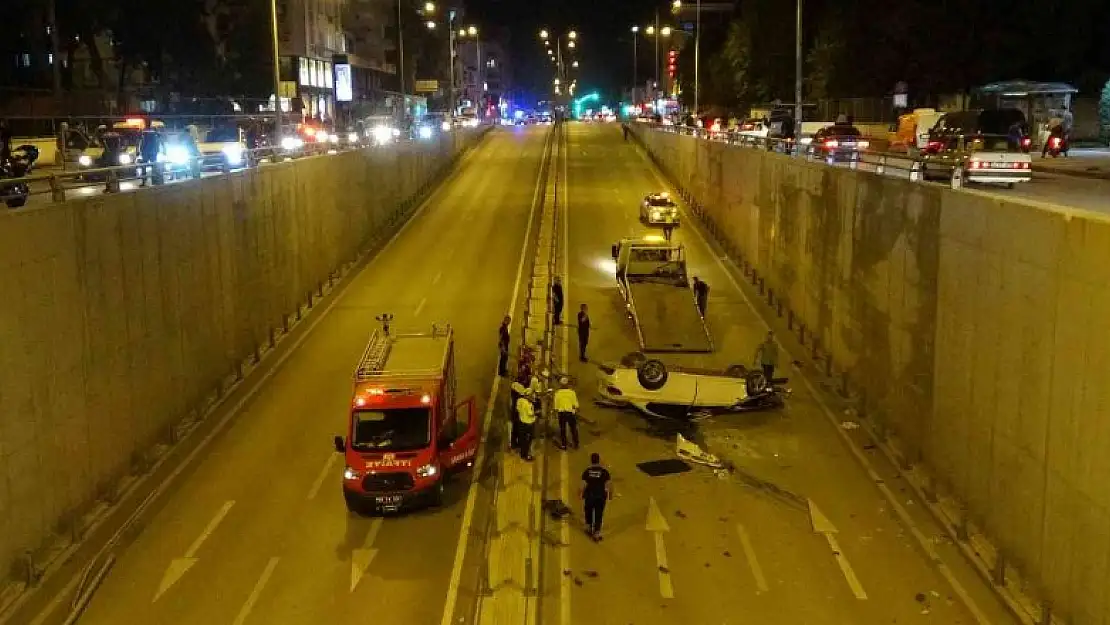 Bariyerleri aşan otomobil alt geçide düştü: 3 yaralı