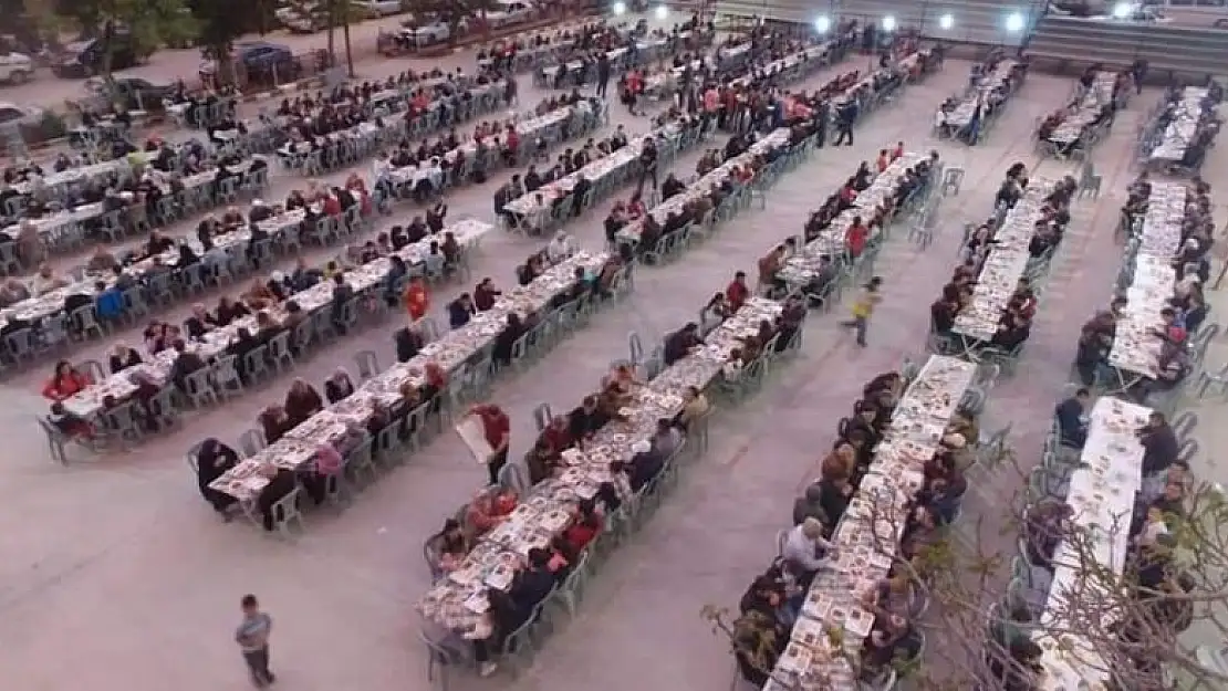 Nüfusu 11 bin olan ilçede bin kişi iftar yemeğinde bir araya geldi