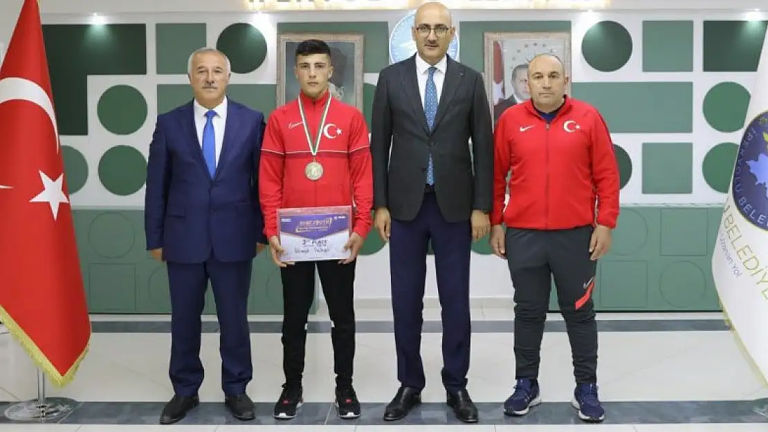 Başkan Vekili Aydın başarılı sporcuyu ödüllendirdi