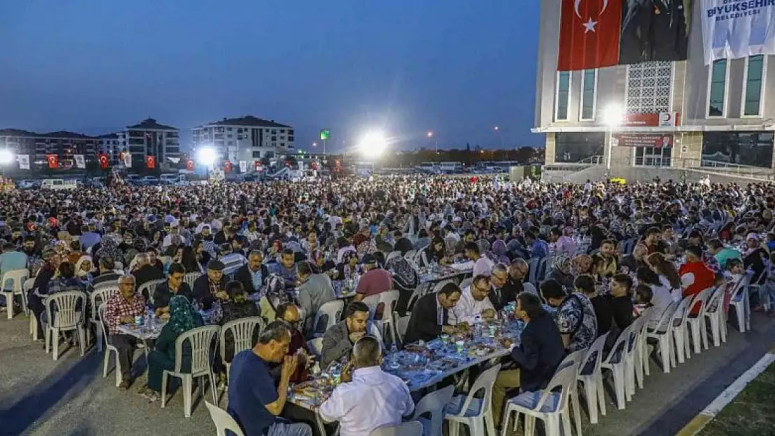 Denizli'de 7 bin kişi aynı iftar sofrasında buluştu