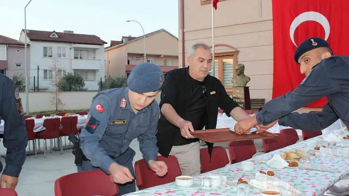 Vali Kızılkaya orucunu Osmaneli de askeri personelle açtı