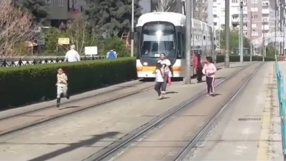 Çocukların tramvay ile tehlikeli oyunu yürekleri ağza getirdi