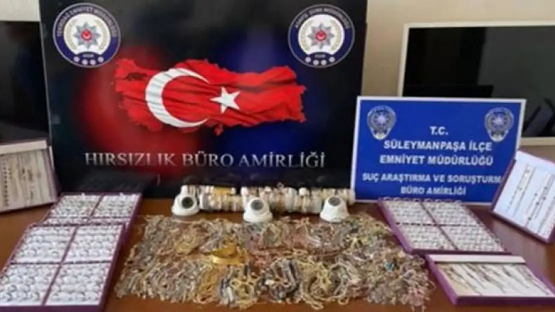 150 bin liralık takı çalıp sopalarla kameralara vurdular