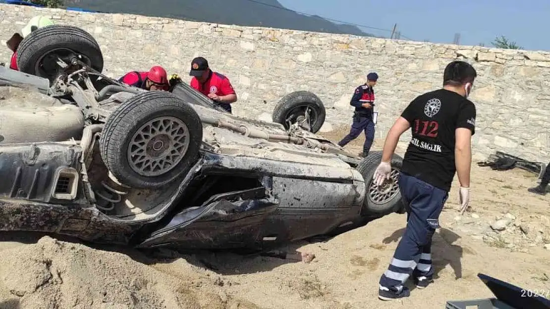 Takla atan otomobilin sürücüsü sıkışarak can verdi