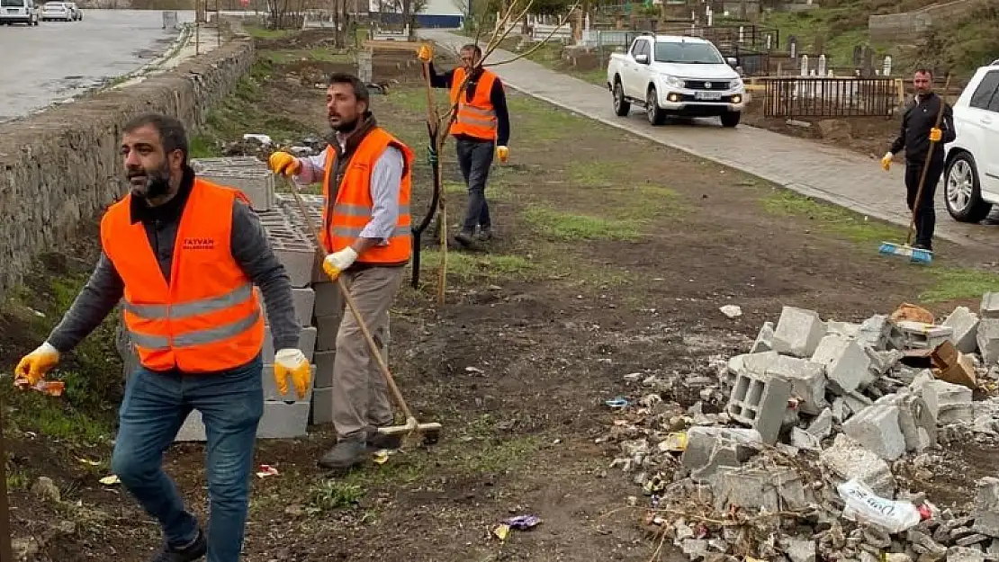 Tatvan'daki mezarlıklarda bayram temizliği