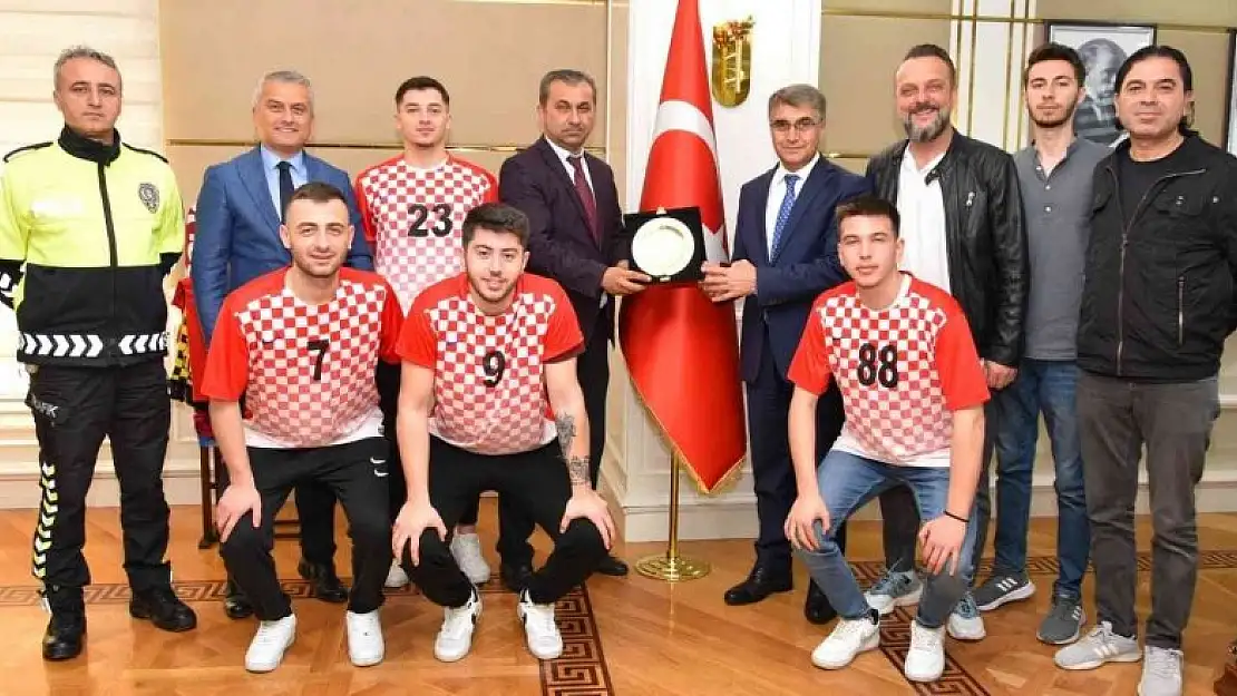 Vali Gürel, Süper Lig'e yükselen hentbol takımını ağırladı