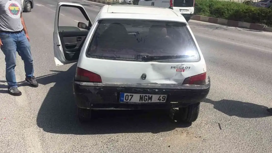 Bilecik'te trafik ışıklarında 3 aracın karıştığı kaza