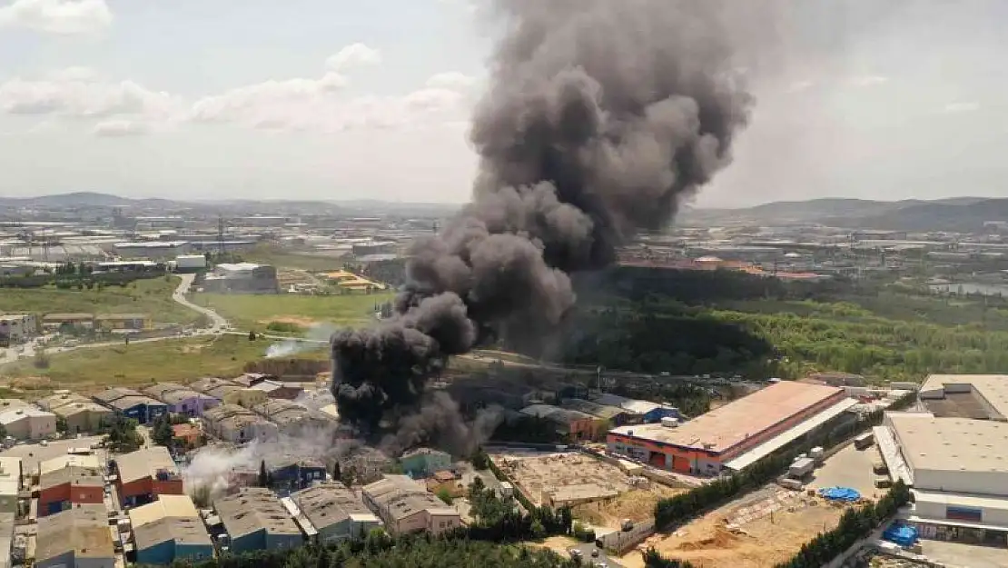 Tuzla'da bir iş yerinde büyük çaplı yangın çıktı. Patlama sesinin de duyulduğu yangın nedeniyle bölgeye itfaiye ekipleri sevk edildi.