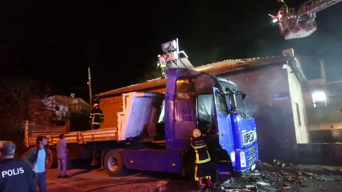 Kayseri'de park halindeki tır yandı, alevler eve de sıçradı