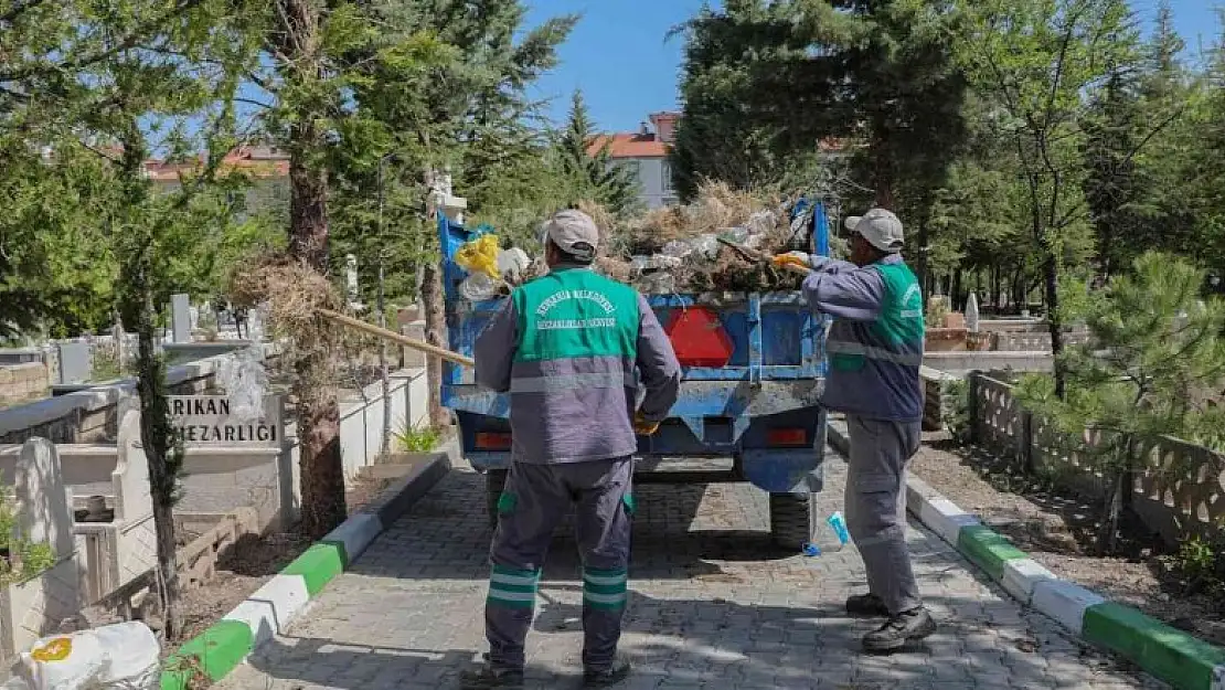 Mezarlıklarda bayram öncesi temizlik